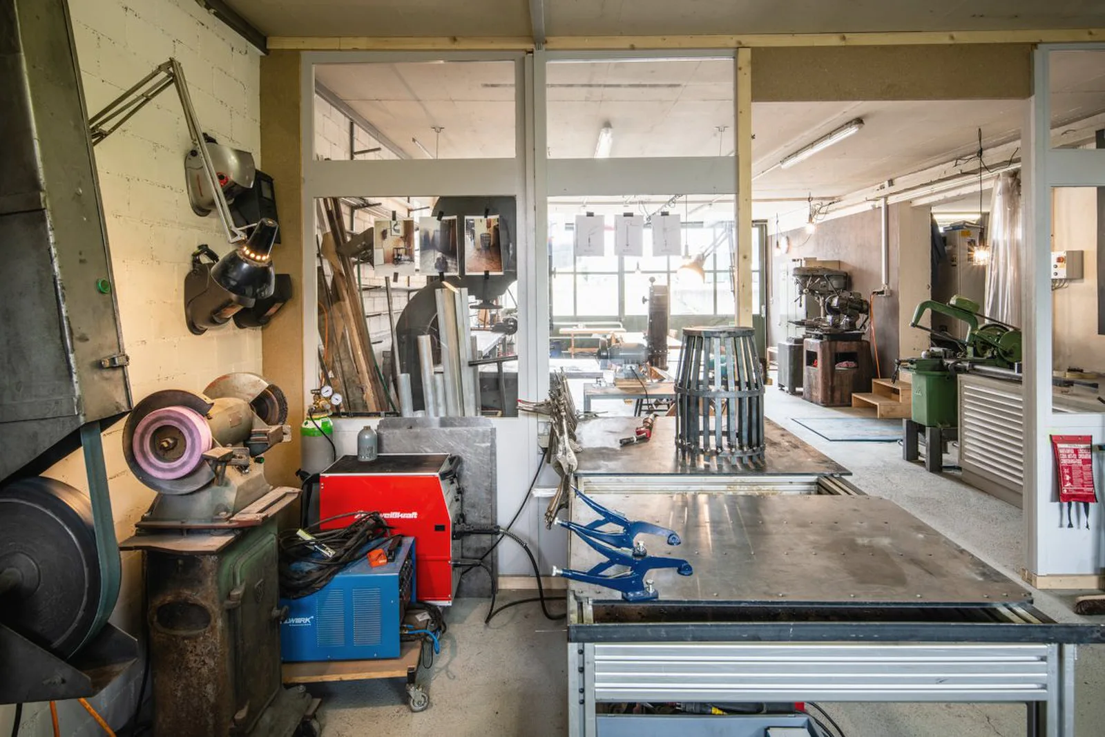 Metallwerkstatt mit Schleifbock, Schweissgerät und Rohrbiegemaschine