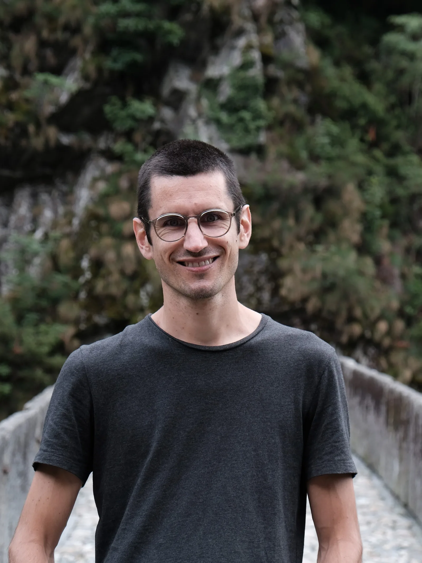 Andreas, Initiant und Inhaber der Buitig, vor einer bewachsenen Felswand