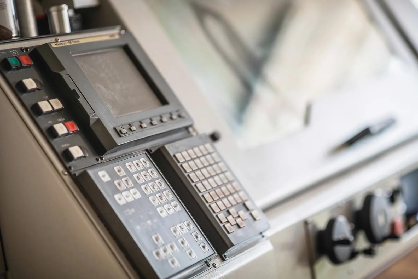 Steuerpult der CNC-Drehbank Harrison Alpha 330 mit Bildschirm und Tastenfeld