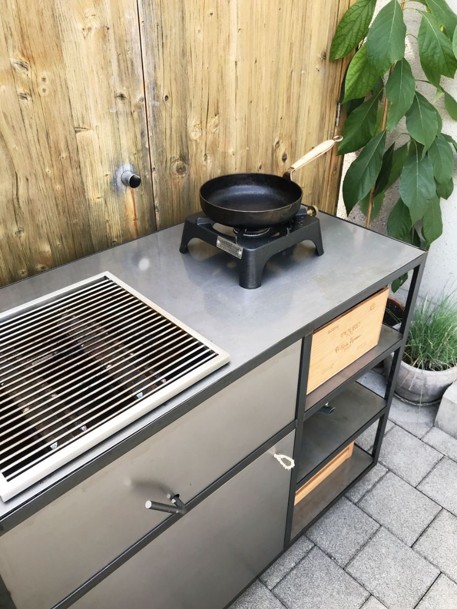 Arbeitsfläche der Aussenküche mit Grillrost und Gaskocher, von oben