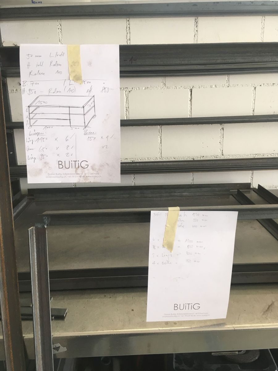 Werkstattskizze der Aussenküche an einem Regal mit Stahlprofilen