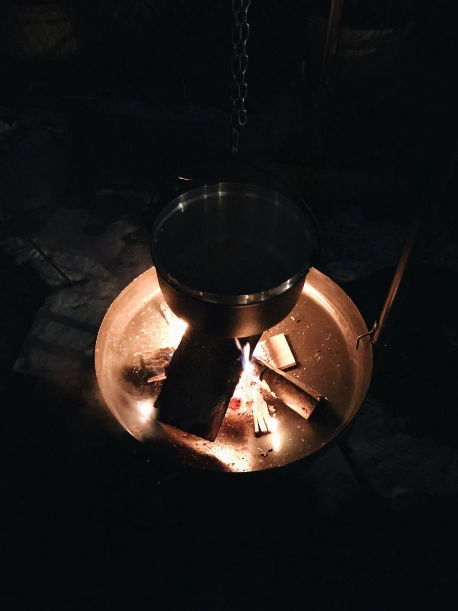 Brennende Feuerschale bei Nacht, von oben