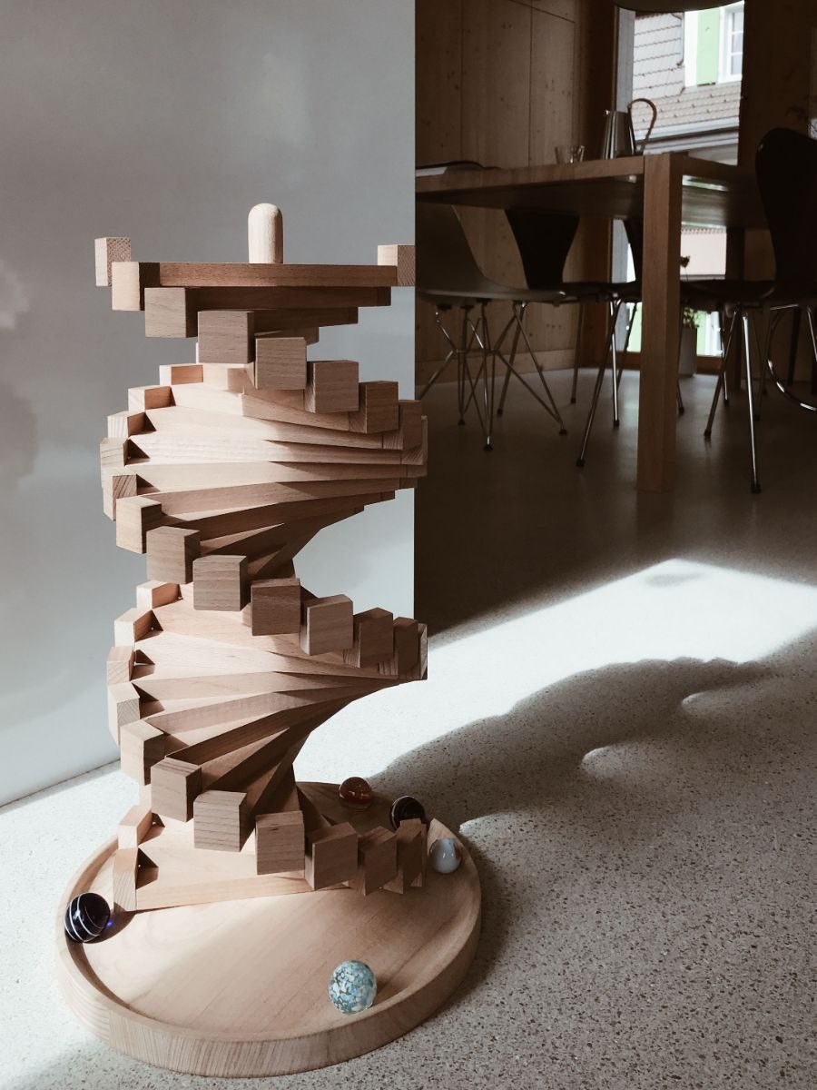 Kugelibahn aus Holz, spiralförmig, in einem Wohnraum