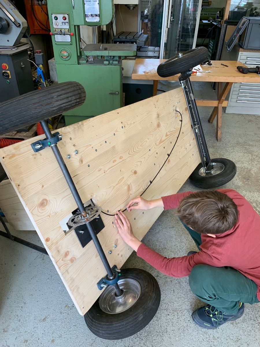 Kind arbeitet an einem Brett des Wagens