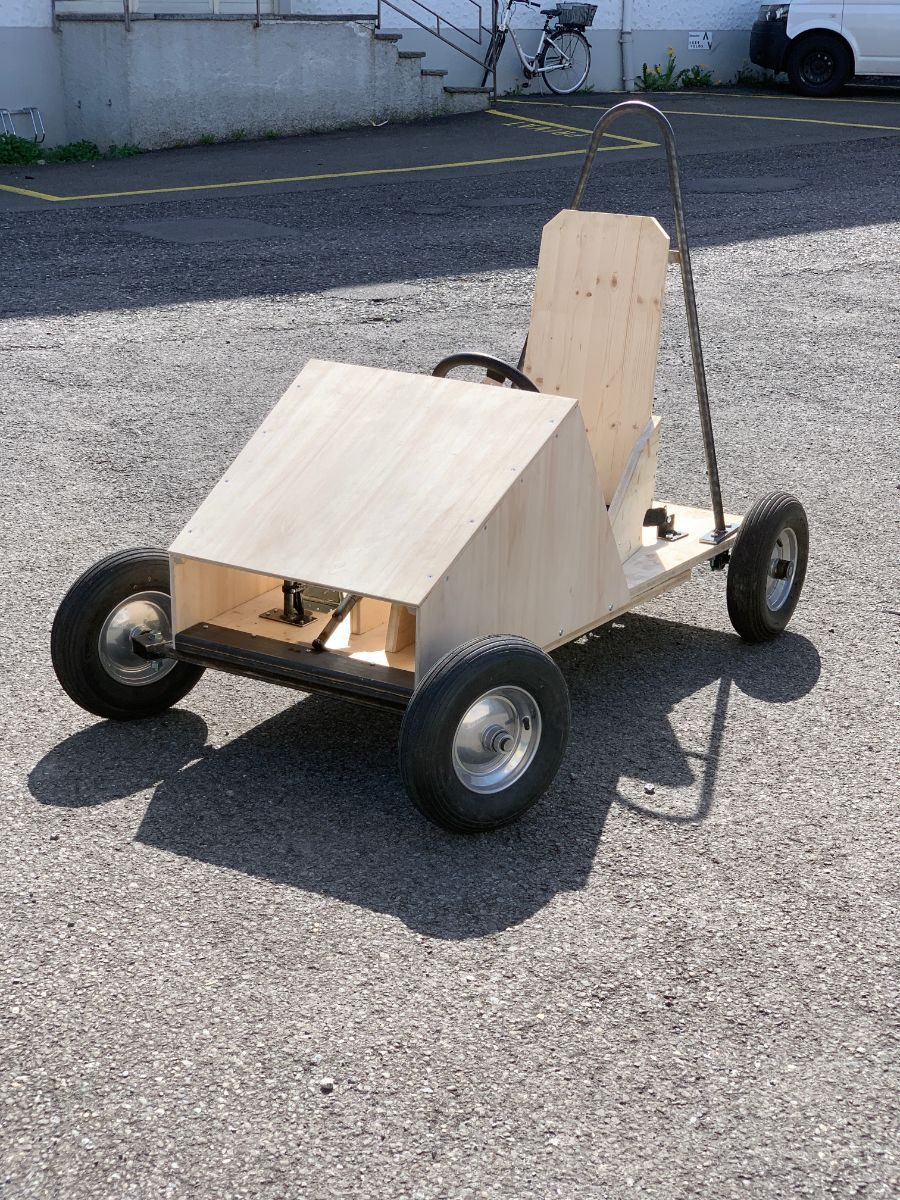 Fertiger Seifenkistenwagen aus Holz auf dem Vorplatz